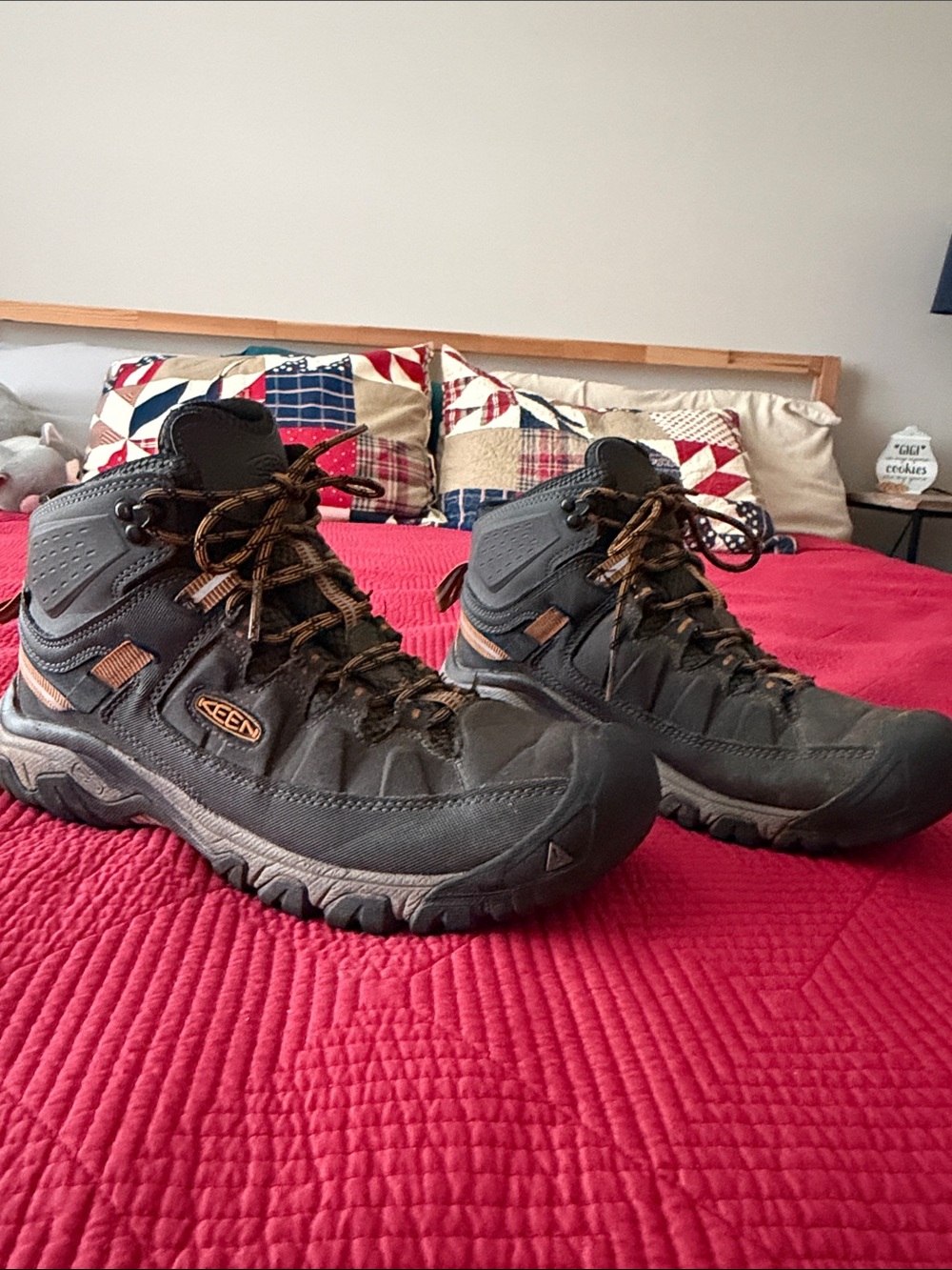 KEEN Men's Black  Hiking Boots Size 10.5